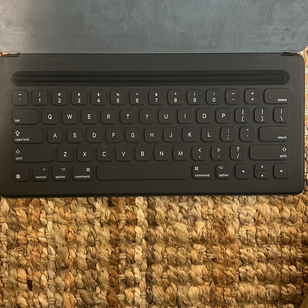 IPad Pro Smart Keyboard - in Original Packaging. Used 5-6 times. - Picture 3 of 6